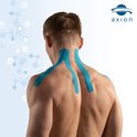 Man met blauwe sporttape op nek en schouders.