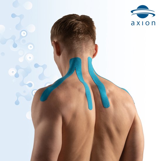 Man met blauwe sporttape op nek en schouders.