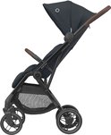 Donkerblauwe Maxi-Cosi kinderwagen met bruine handvatten, staand op vier wielen.