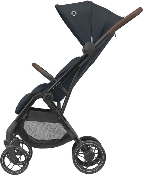 Donkerblauwe Maxi-Cosi kinderwagen met bruine handvatten, staand op vier wielen.