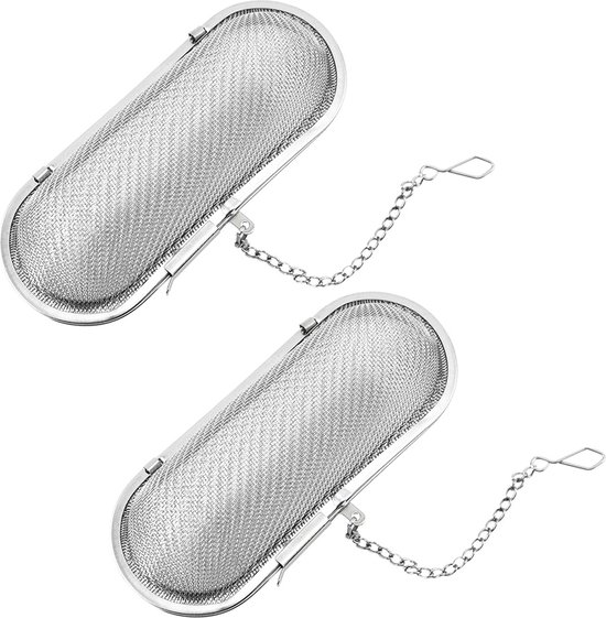 Twee zilverkleurige metalen thee-eieren met kettingen en haken, geïsoleerd op een witte achtergrond.