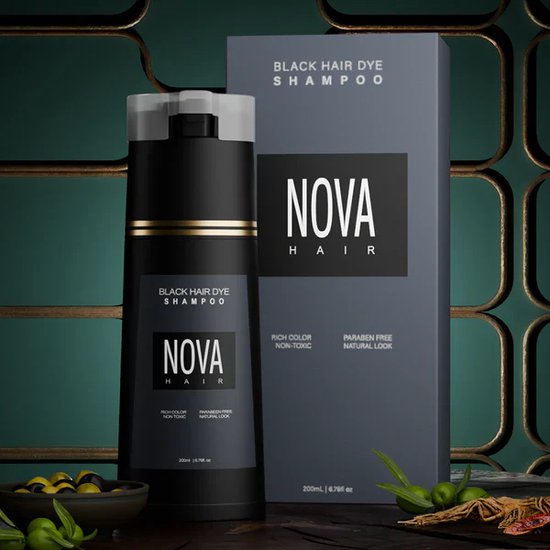 Fles zwarte haarkleur shampoo en doos met gouden accenten en de tekst 'Nova Hair'.