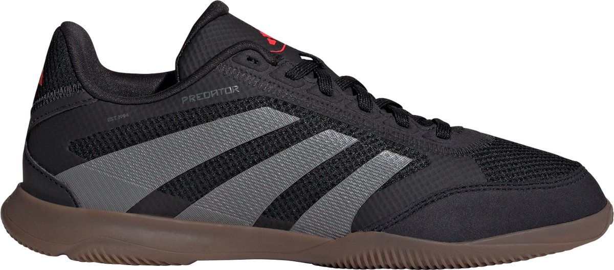 Zwarte adidas Predator League indoor voetbalschoenen voor kinderen met mesh bovenwerk en grijze strepen.