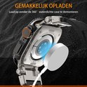 Een smartwatch met een robuuste metalen case die wordt opgeladen met een draadloze oplader.