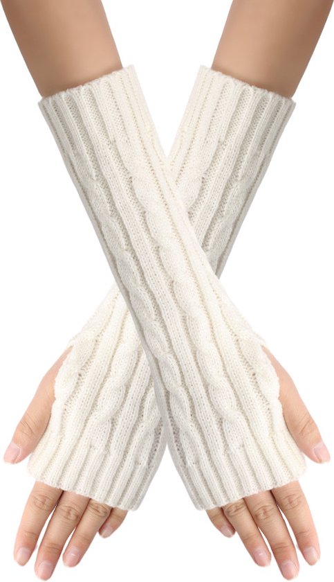 Crèmekleurige gebreide armwarmers met kabelpatroon, die de handen vrij laten.