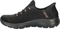 Zwarte Skechers Slip-Ins damesinstapper met roze accenten en een S-logo.