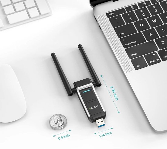 Zwarte USB WiFi-adapter met twee antennes, naast een laptop, muis en munt. Afmetingen 0.9 x 1.14 x 2.95 inch.