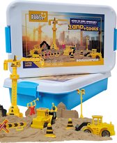 KidzKraze® Bouwwereld Speelzand – 1,6 kg bruin kleefzand voor binnen – Met Vormpjes en Speelgoed – Inclusief speel en opbergkoffer – Sensorisch – Speelgoed – zand bak starter set voor kinderen