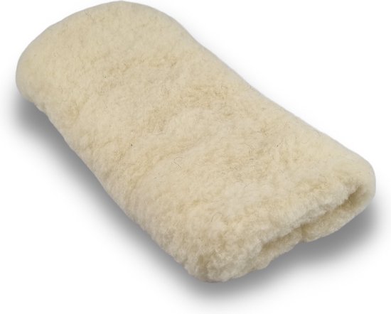 Een crème-witte wollen mof, op een witte achtergrond.
