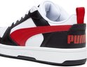 Zijaanzicht van Puma sneaker in wit, zwart en rood. Met rode Puma-logo op de achterkant.