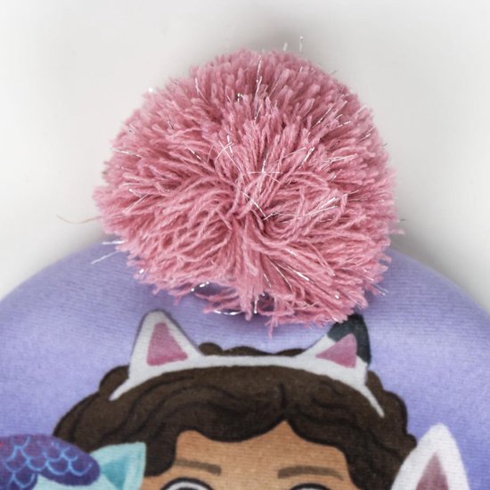 Roze pomponmuts met glitters en opdruk van Gabby met kattenoren.