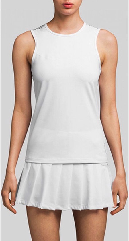Model in wit sportshirt zonder mouwen en witte tennisrok. Rasterpatroon op de schouders.
