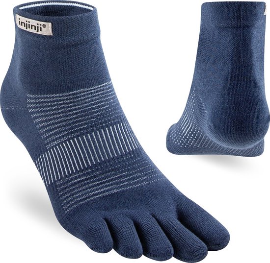 Chaussettes Injinji bleu foncé à doigts avec des lignes blanches horizontales et verticales, avec une bordure blanche.