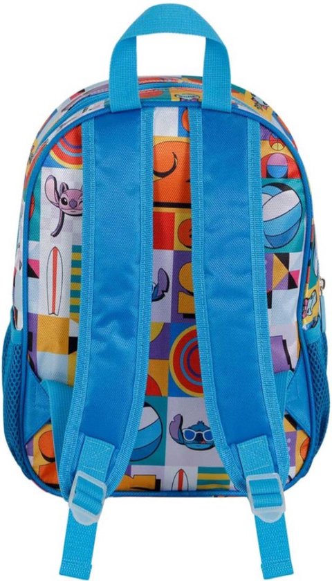 Gele rugzak met meerkleurige patronen en afbeeldingen van Stitch, ballen en surfplanken. Blauwe banden.