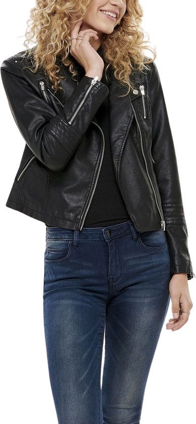 Vrouw in zwarte synthetische leren jas en jeans.