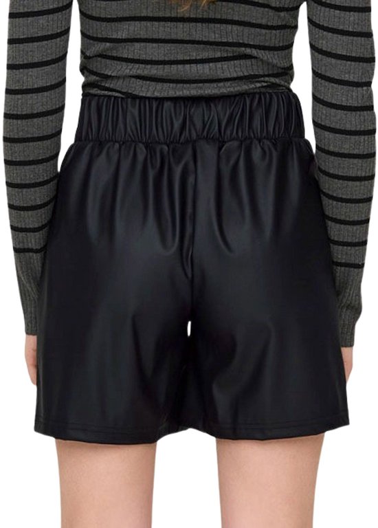 Zicht op de achterkant van een model in zwarte kunstleren shorts met elastische tailleband en gestreepte coltrui.