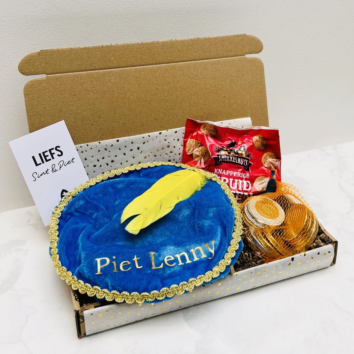 Pietenmuts met naam - pietenbaret blauw - brievenbus cadeau - sinterklaascadeau - pieten pet - kruidnoten en chocolade euromunten