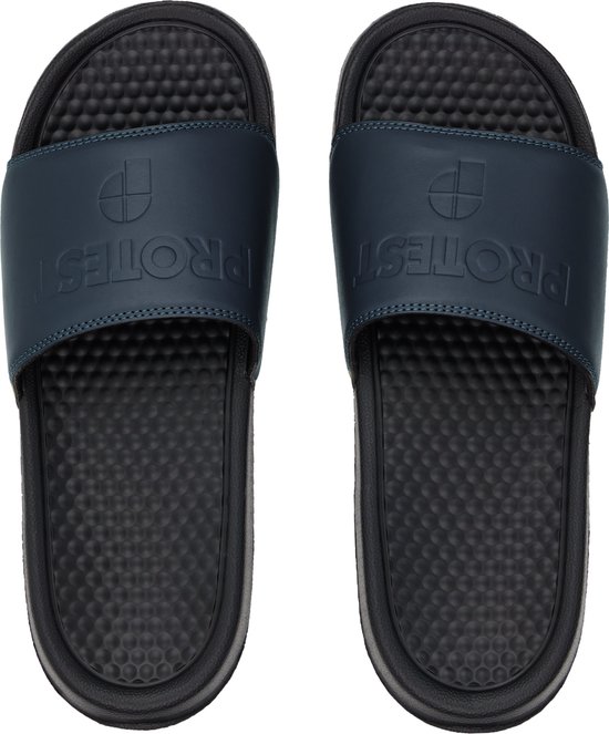 Paar donkerblauwe slippers met brede band met reliëf logo.