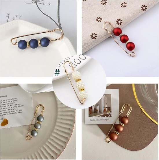 Collage met verschillende outfits met brocheclips: donkerblauwe, parelwitte, rode, grijze en bruine kralen op speld.