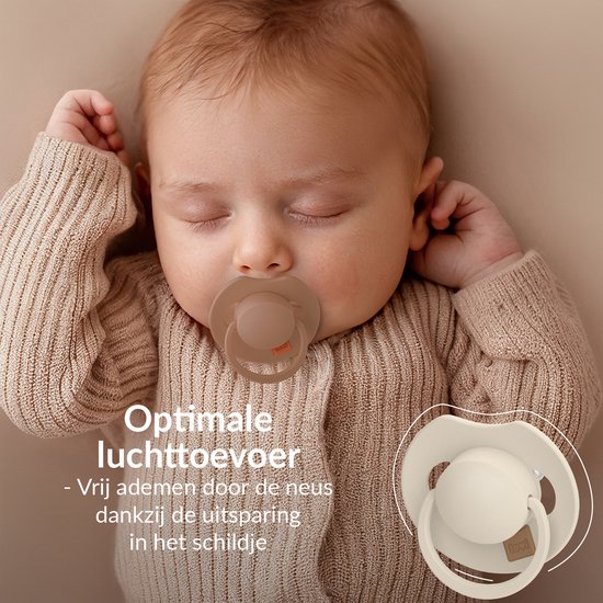 Baby met een lichtbruine Difrax Prime fopspeen in de mond, met optimale luchttoevoer door uitsparingen.