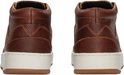 Achterkant paar bruine leren mid-top sneakers met witte zolen.