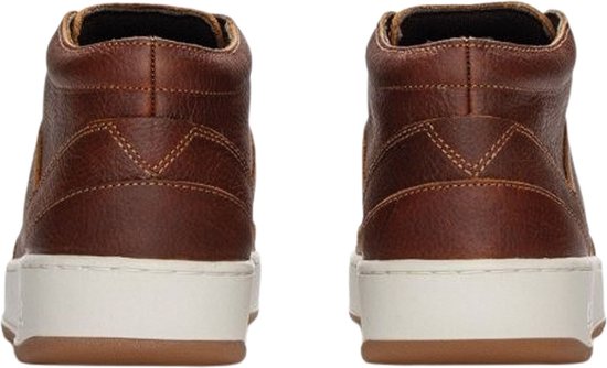 Achterkant paar bruine leren mid-top sneakers met witte zolen.