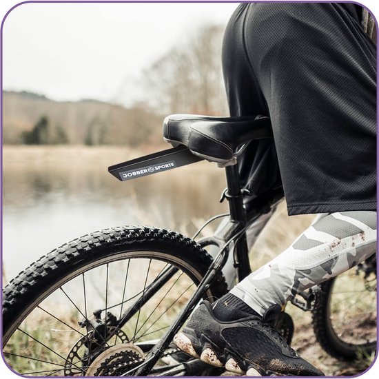 Een persoon op een mountainbike met een zwart 'JOBBER SPORTS' spatbord.