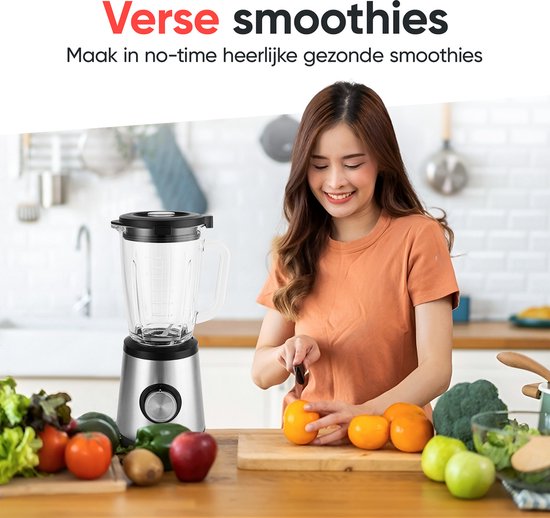 Vrolijke vrouw snijdt sinaasappels naast een Kitchenwell blender.