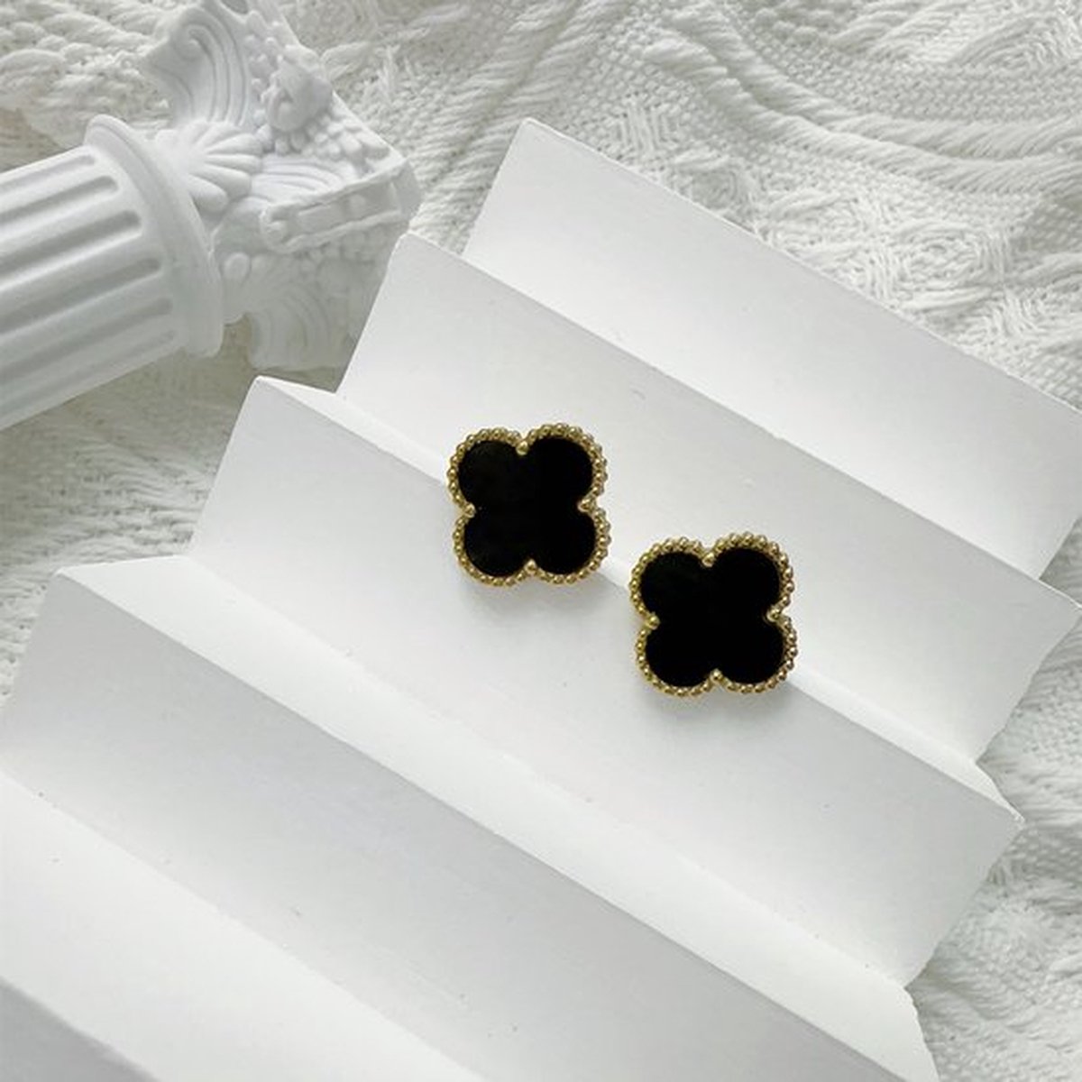 EHH BEAUTY - Luxe Oorbellen zwart - Feestelijk Accessoire - Set van 2 - Klaveroorbellen - Goudkleur-