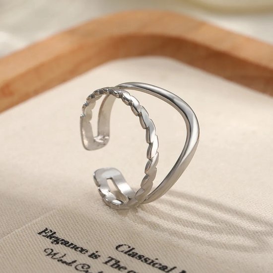 Zilverkleurige dubbele open ring met een gladde en een gedraaide band.