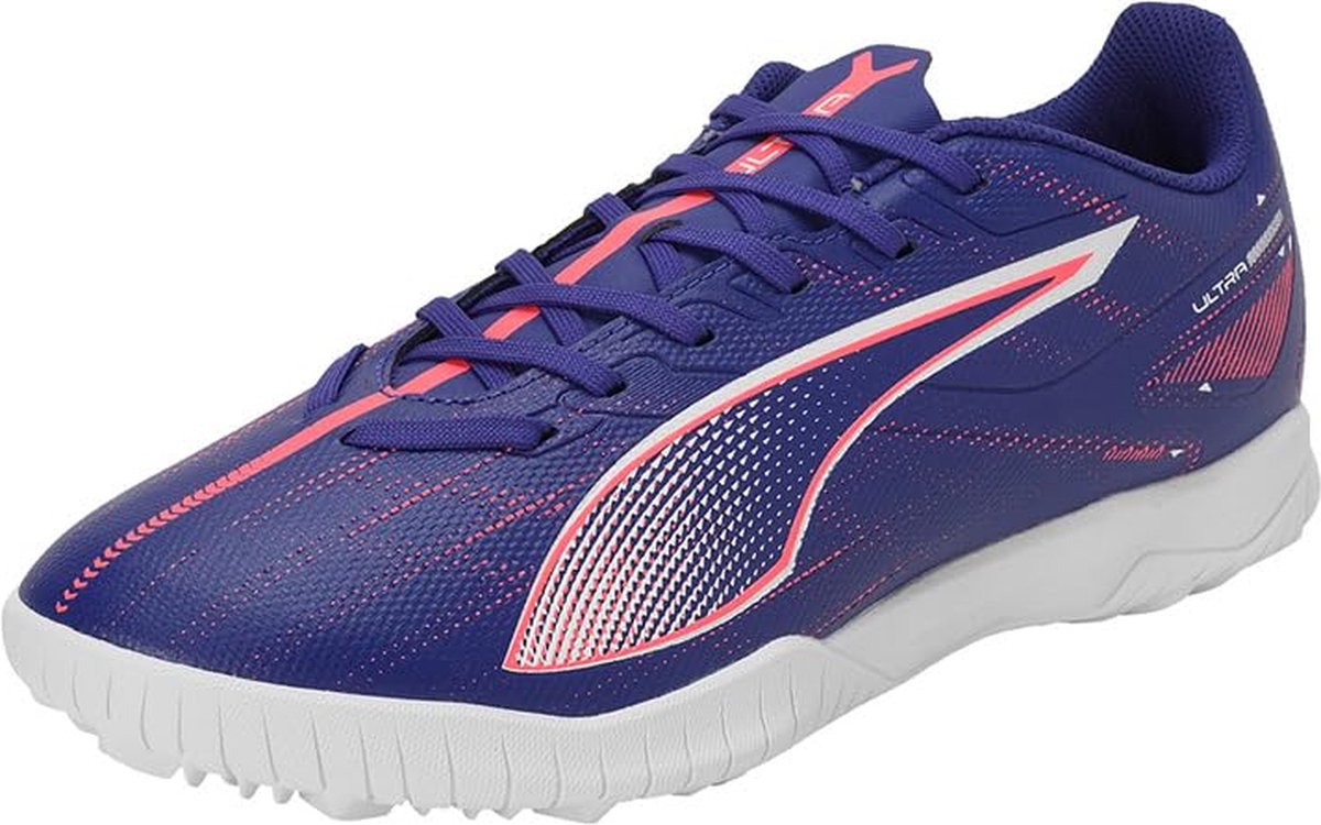 Puma Ultra 5 Play TT voetbalschoenen in blauw en roze, met lichtgewicht bovenwerk en rubberen buitenzool. EU 43.