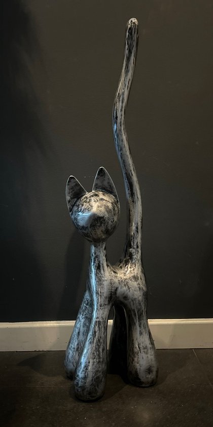 Statue de chat argentée à la longue queue courbée. Brillante avec aspect marbre.
