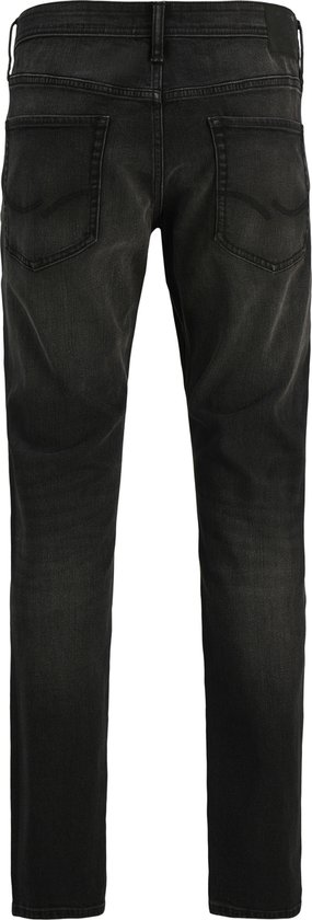 Achterkant van een donkergrijze jeans met zwarte stiksels.