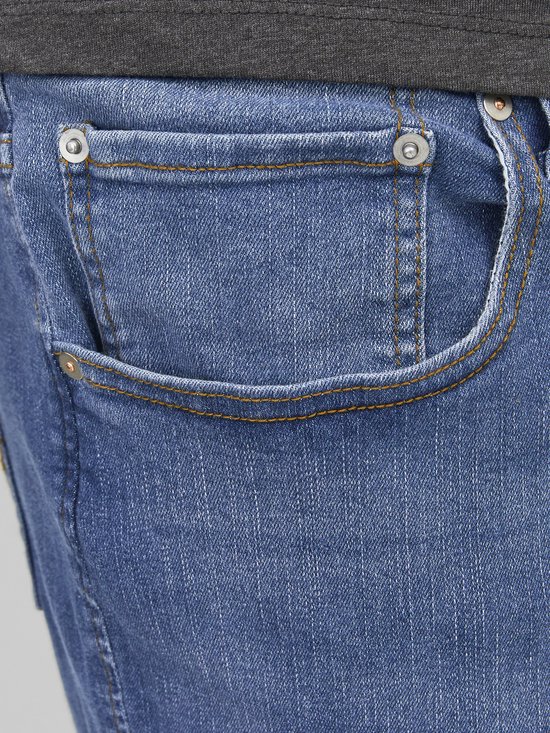 Close-up van de voorzakken van een blauwe jeans.