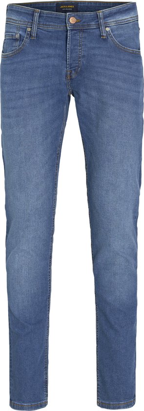 Een mannelijke jeans in een medium blauwe denim wassing, met een slanke pasvorm.