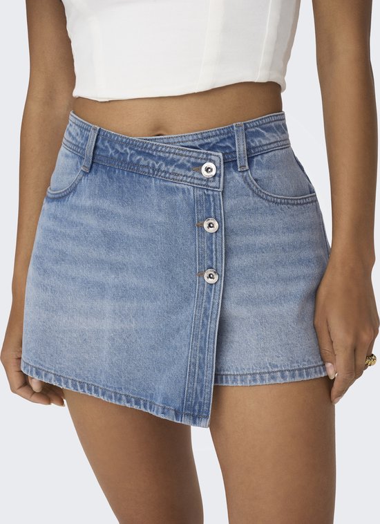 Lichtblauwe denim skort met gekruiste overslag en knoopsluiting.