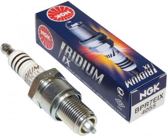 NGK iridium bougie naast een blauw en geel doosje met 'NGK' en 'IRIDIUM' inscriptie, 'MADE IN JAPAN'.