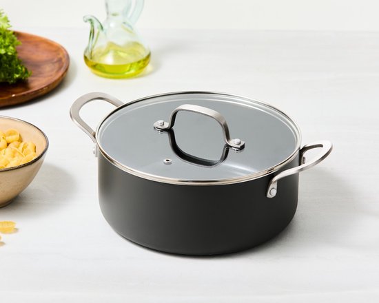Casserole gris foncé avec couvercle en verre et poignées en inox, 24 cm.