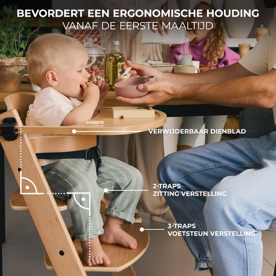 Baby eet aan een tafel met dienblad, in een houten kinderstoel. De stoel heeft een verstelbare zitting en voetensteun. Man voert baby.