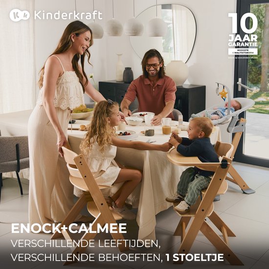 Familie rond de eettafel met kinderstoel. De stoel is van naturel hout, met een grijze baby-inzet en een jongen in de stoel. 10 jaar garantie.