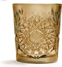 Amberkleurig glas met ingewikkeld geometrisch patroon, geïsoleerd op wit.