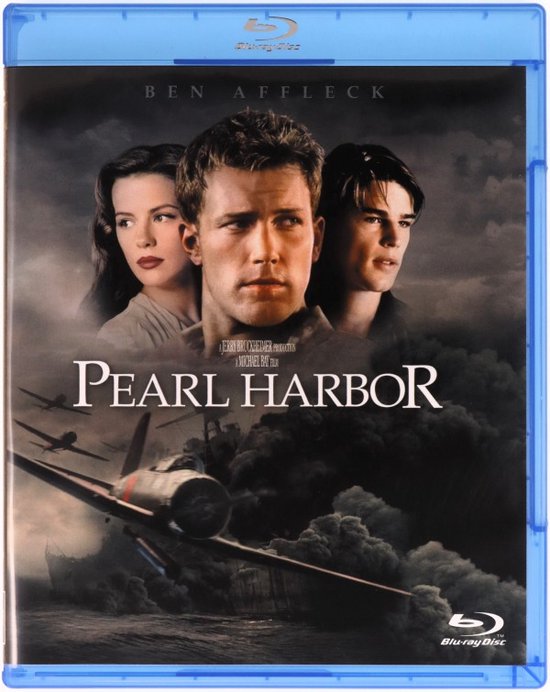 Voorzijde van een Blu-ray hoesje voor de film Pearl Harbor. Toont een portret van Ben Affleck, Kate Beckinsale en Josh Hartnett, met vliegtuigen op de achtergrond.