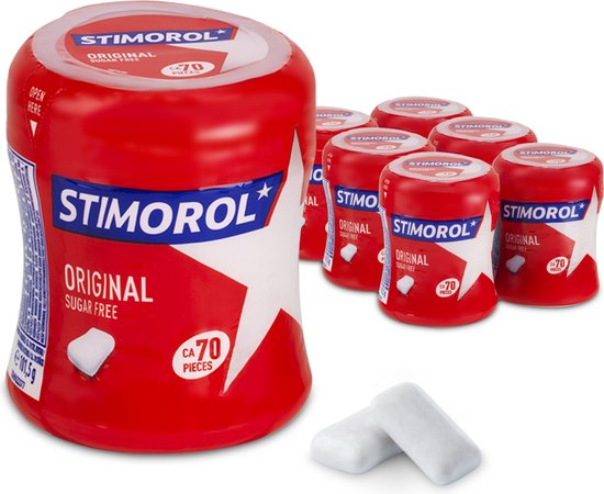 Een Stimorol Original suikervrije kauwgom verpakking met een stapeltje van zes verpakkingen op de achtergrond en twee stukjes kauwgom op de voorgrond.