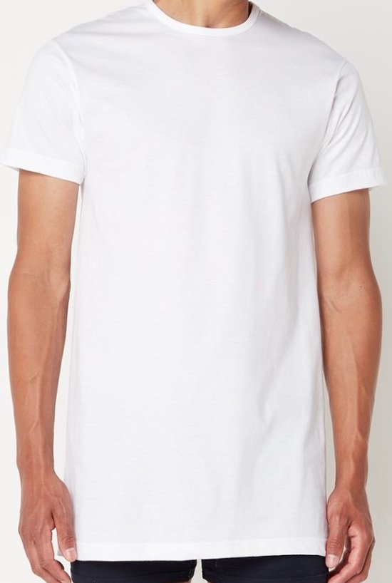 T-shirt blanc à manches courtes, porté par un homme. L'encolure est ronde.