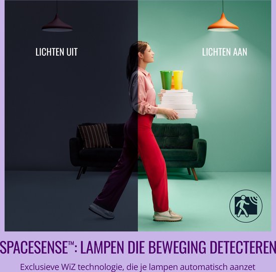Vrouw loopt van een donkere naar een verlichte ruimte waar de lampen automatisch aangaan door bewegingsdetectie.
