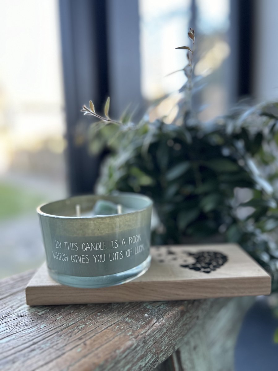 Creaties van hier Kaars - Geurkaars met een kristal - My Flame met plankje (hartjes) - Met tekst In this candle is a rock which gives you a lot of luck groen
