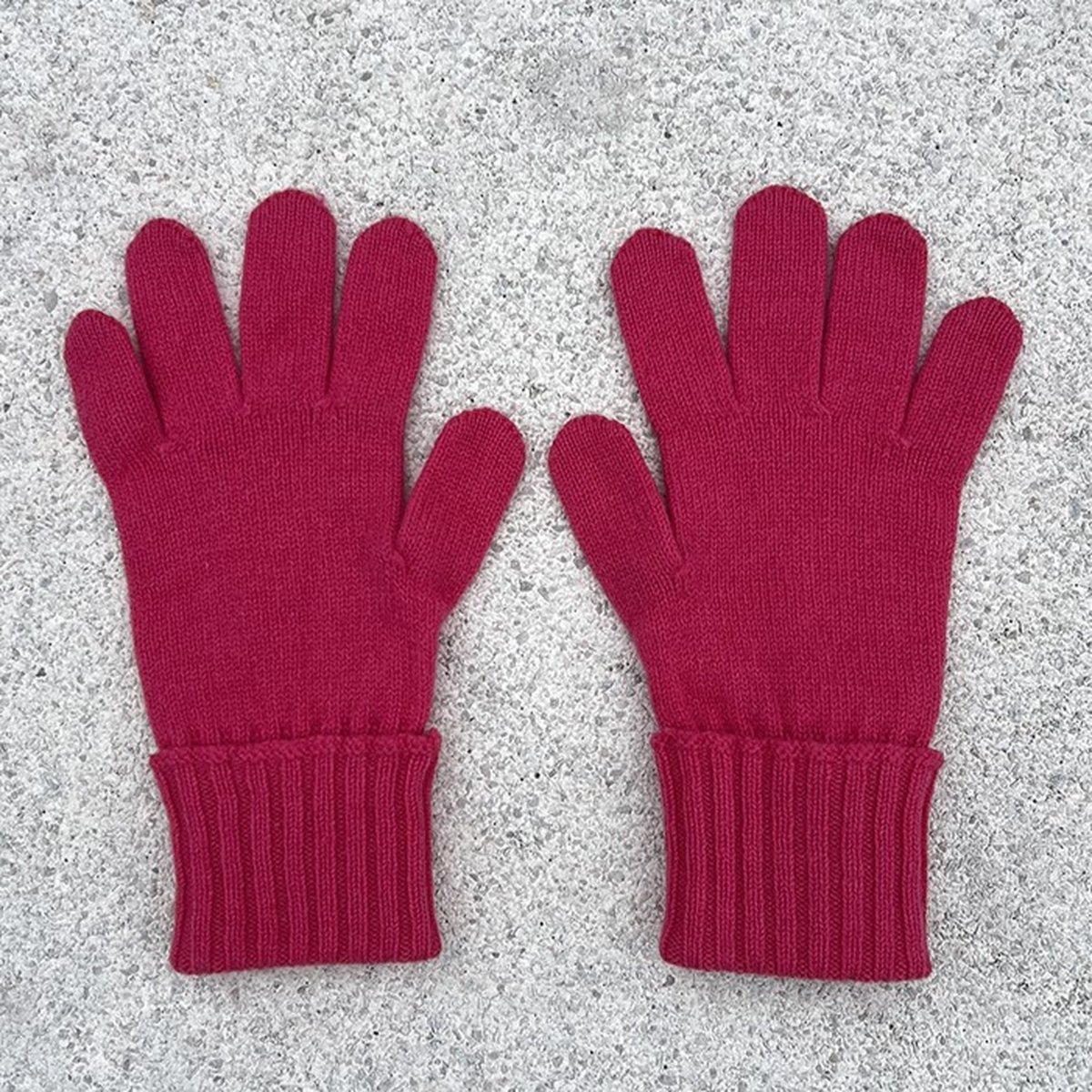 luxe gebreide handschoenen van merino cashmere blend in fuchsia roze