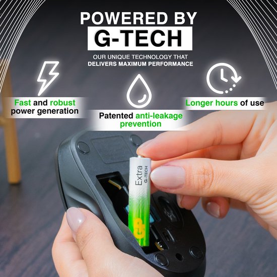 Hand plaatst een GP Extra AAA batterij in een computermuis. G-TECH technologie wordt uitgelegd met iconen.