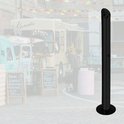 Zwarte staande asbak op een plein met foodtrucks en decoratieve slingers.