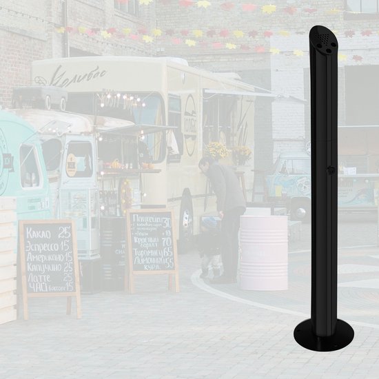Zwarte staande asbak op een plein met foodtrucks en decoratieve slingers.